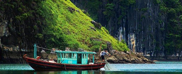 halong-local-boat-limestone